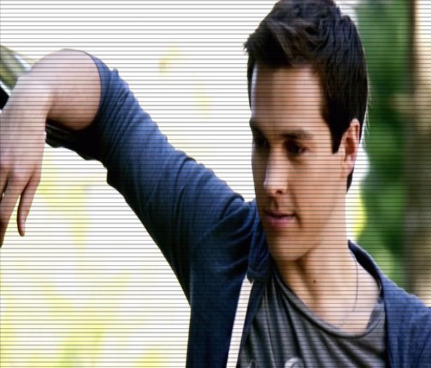 click.Nu ti se pare ca sunt?* se pune in fata lui *=))#kai.; * dupa ce-l da pe elijah indarat . * ; Stai ma ca-mi iei privelistea.=))#eli

