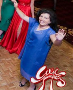 Pai m-a recomandat domnisorul ala frumos, Derek. Eram menajera lui dar a zis ca s-a; saturat nevasta-sa de fatza mea si se plateste mai bine la spital.
