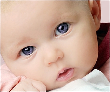 Bebe  cu privire de inger