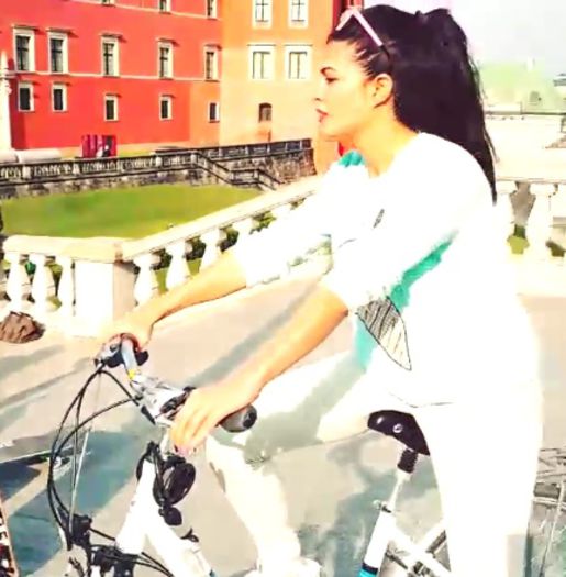*intra si ea in  curte si  cade in piscina cu tot cu bicicleta*