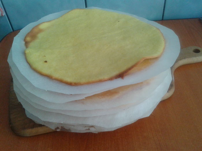 Foi de dobos cu cocos; Ingrediente foi: 250g unt,250g zahar, 2 linguri nuca cocos, 6oua, 300g faina, 1 plic praf de copt, 3 linguri lapte; untul se mixeaza cu zaharul, se adaga  ouale pe rand unul cate unul, cocosul si
