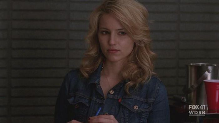 Sigur *rade fals* Si ce cauta la tine atunci?