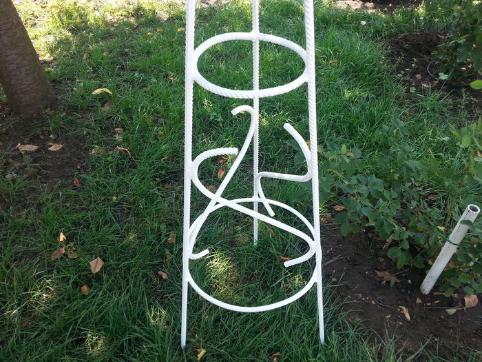 facut de sotul meu in timpul liber; cat de folositor va fi la trandafiri.........
