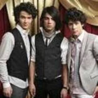 10322442_MUQJEESIS - jonas brothers