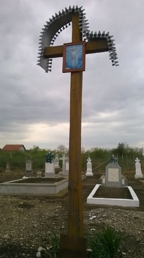 WP_20150418_15_55_24_Pro cruce mare in cimitirul mic valcani (1) - E--- religie