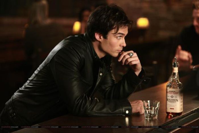 Da *se aseaza la bar* Whiskey please