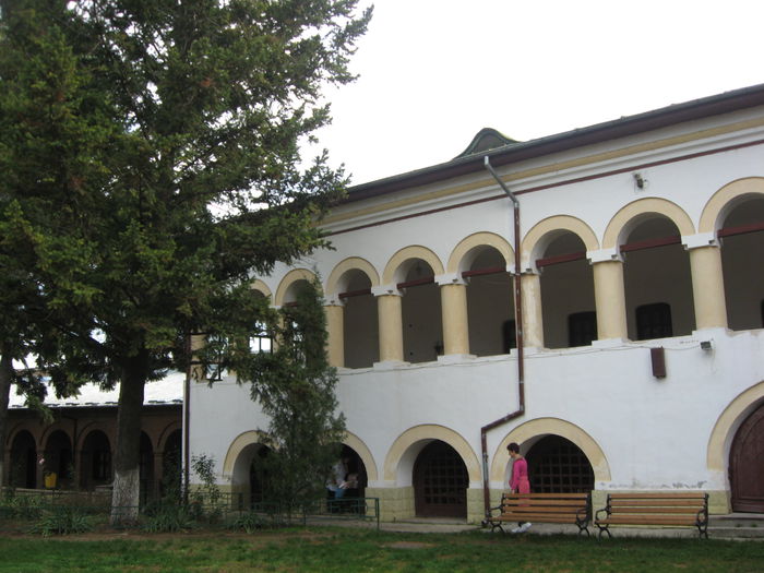 Palatul Domnesc Matei Basarab; ridicat de Matei Basarab 1647
