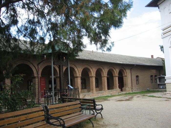 chiliile; manastirea este de calugari  aici a fost prima tiparnita din Bucuresti
