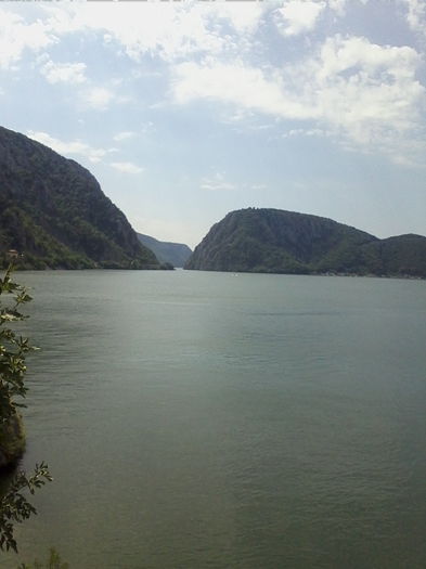 Dunarea la cazanele mici .