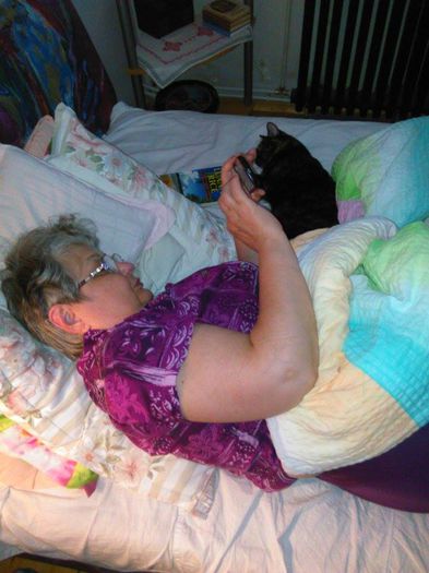 11722174_1035005366511926_705794471464669912_o; eu....tastez pe telefon...Mita doarme:))
