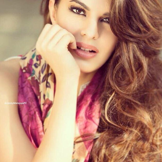 *e pe balcon si se uita la ocean, tot noaptea*