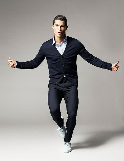 Ce faci?*vine langa ea*