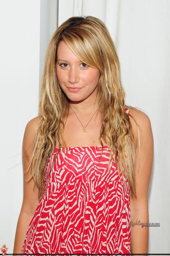 5 - ASHLEY TISDALE LA TRYING CLOTHES FOR PRESS