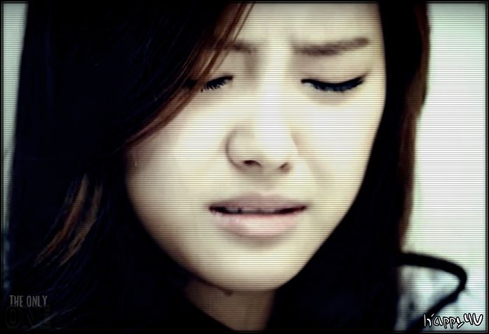 » [lasă lacrimile să curgă;; caută disperată mâna și privirea lui HyunJae;; începe să plângă]