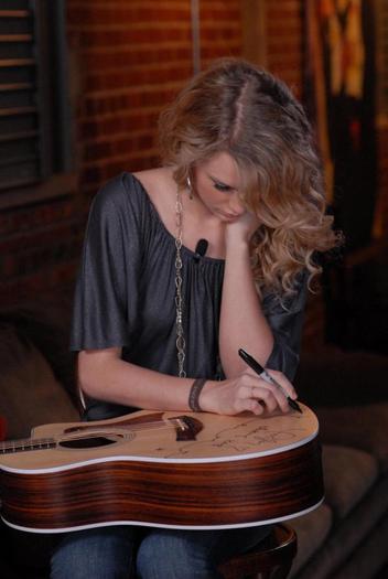 Taylor_Swift_1230494911_4