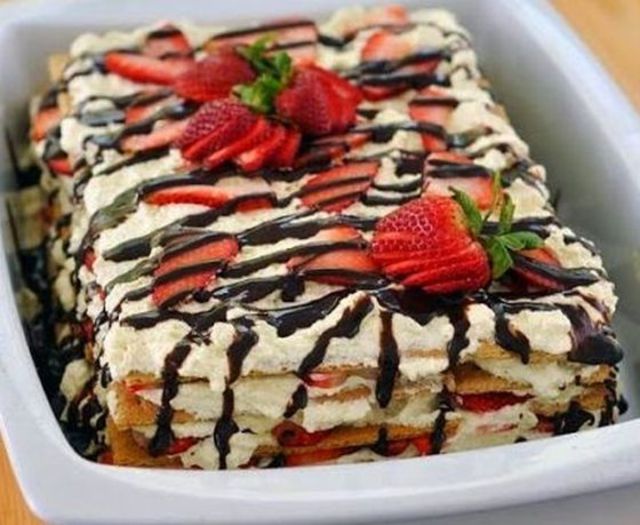 Tort de capsuni, frisca si biscuiti, fara coacere