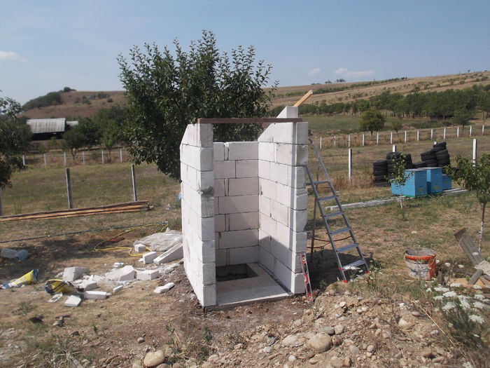 DSCF6501 - Prima constructie la livada WC