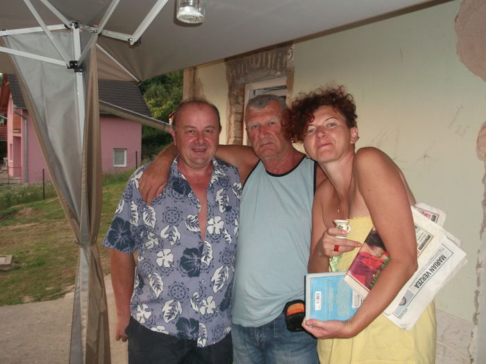 CINE POATE..... STA LA POZA.. - FERMA PAPHI IGAL UNGARIA