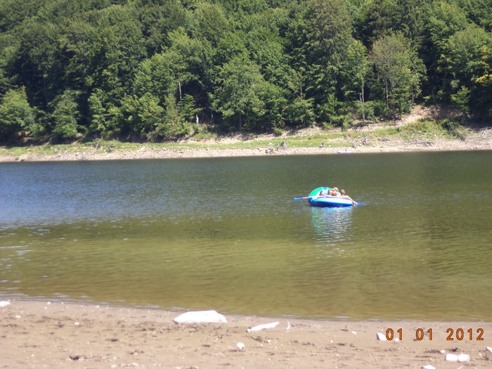 Oamenii de destind pe apa