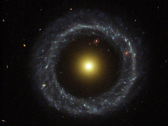 hoag_hubble_960 - Colindand prin univers VI