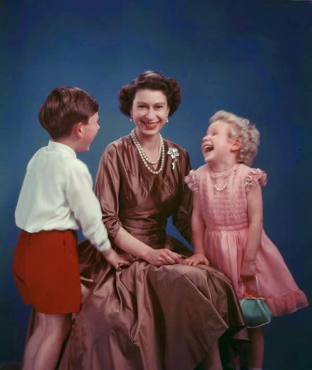 Printul Charles 1954; Regina Marii Britanii,Elisabeta II cu printul Charles si printesa Anne,in 1954
