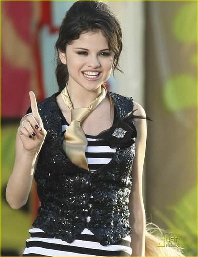 tell me somethink i don t konw - SELENA GOMEZ