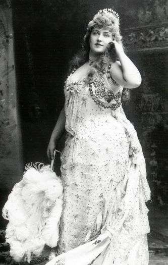 Lillian Russell-1800; a fost considerata frumusetea americana,la sfirsitul anului 1800
