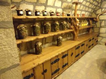 dulap-si-rafturi-pentru-muraturi-in-pivnita-dlp-004-J1NkQ8 - frumuseti pentru gradina si curte