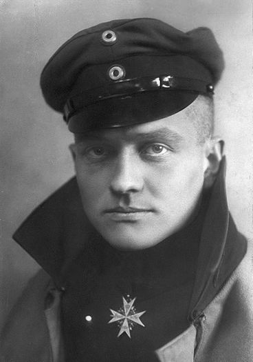 Manfred von Richthofen; (2.5.1892-21.5.1918)Baronul rosu,numit "Diavolul rosu"a reputat intre 1916-1918,80 de victorii pe avionul Fokker Dr.1 Triplane
