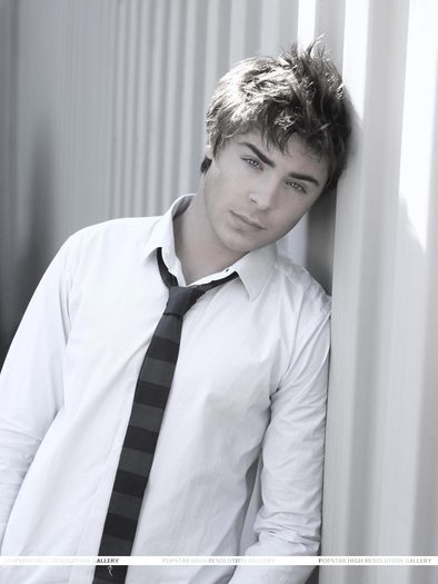 Hotty-zac-efron-1354603-1024-1365