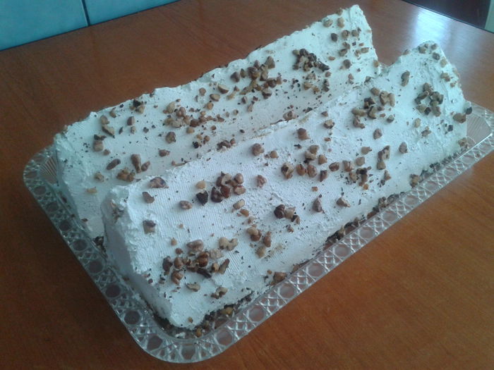 Prajitura Carpatii inzapeziti; cu foi de doboș cu cafea și umplutura de frișcă și lamaie
