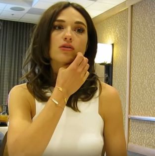 Da si mai urla si in microfon -_-