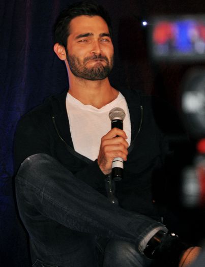 Imi vine sa plang cand ii vad pe toti acolo..*isi sterge lacrimile*M-am emotionat foarte tare si; vreau ca ei sa stie ca le multumesc si ca ii iubesc,si in special pe nevasta mea raza mea de soare femeia care-mi da putere :)))
