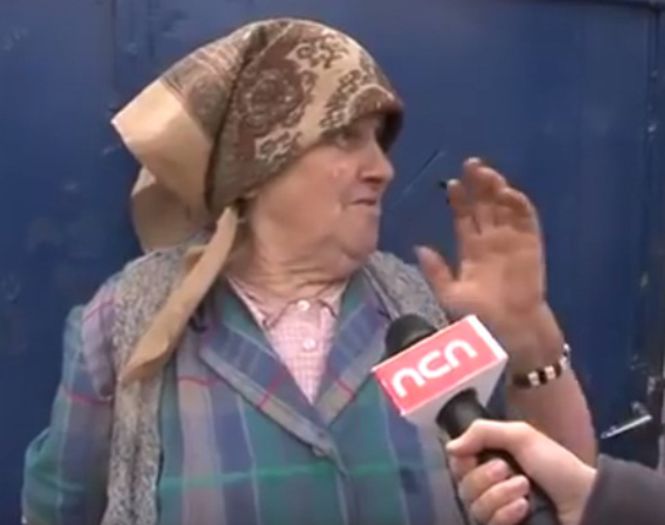 Reporter : Am inteles ca sunteti o ruda mai indepartata de a lui Derek,aveti un mesaj pt acesta?; Ea : Sa stie ca ii suntem alaturi si eu si barbatu `mio` si ca ne e dor de el [se aude pe fundal o baba - LASA SA PUTREZEASCA UNDE II E LOCUL]
