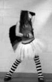 ai177261n557367_140_140 - pose emo