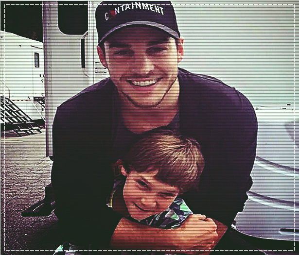 * o vede si i face cu mana *=)))