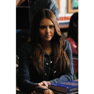 *ii face si ea cu mana si se pune pe un sezlong urmarind jocul*=)))