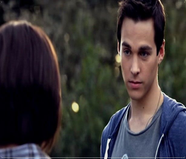 * se uita la ea si i flutura mana prin fata * ; esti vie.