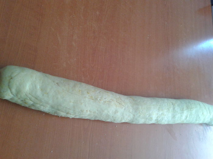 Albinute cu branza dulce si stafide - 2; Faina se freaca cu untura, se adauga sarea, zaharul vanilat si coaja de lamaie, oul si drojia inmuiata in apa calduta
