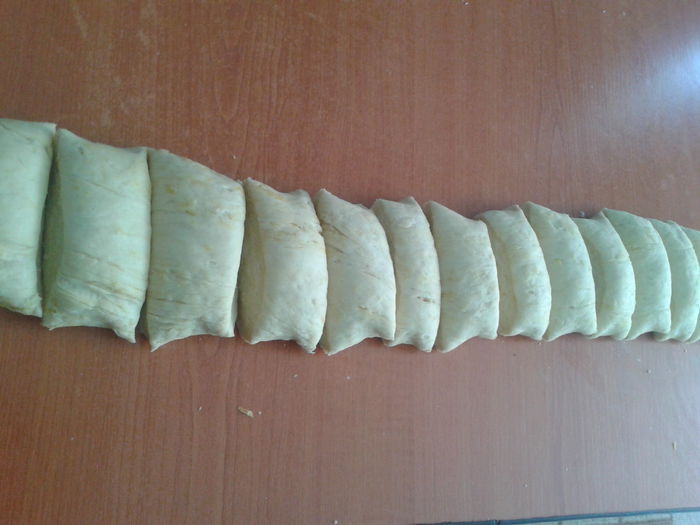 Albinute cu branza dulce si stafide - 3; Se framanta aluatul si se lasa la dospit pana-si dubleaza volumul, figurinele se coc 30 minute sau pana prind culoare
