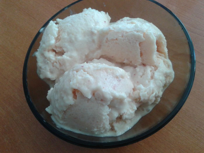 Inghetata de piersici; Ingrediente: 450g iaurt, 2 piersici, 1 lingura miere
