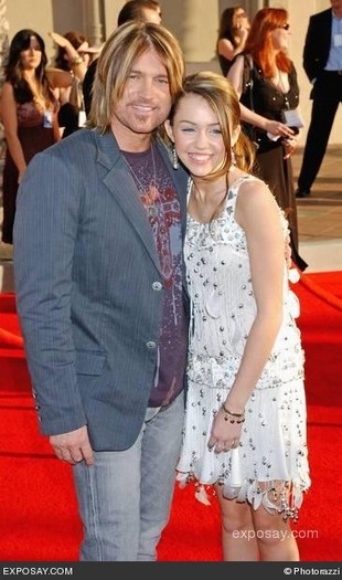 miley-cyrus-34th-annual-american-music-awards-arrivals-lnCgcc - Miley Cyrus