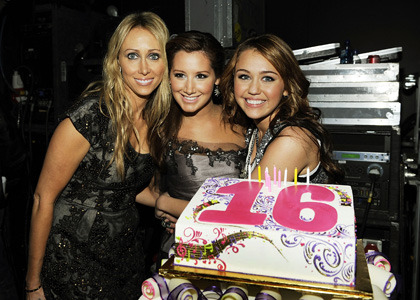 miley-cyrus-sweet-16-amas