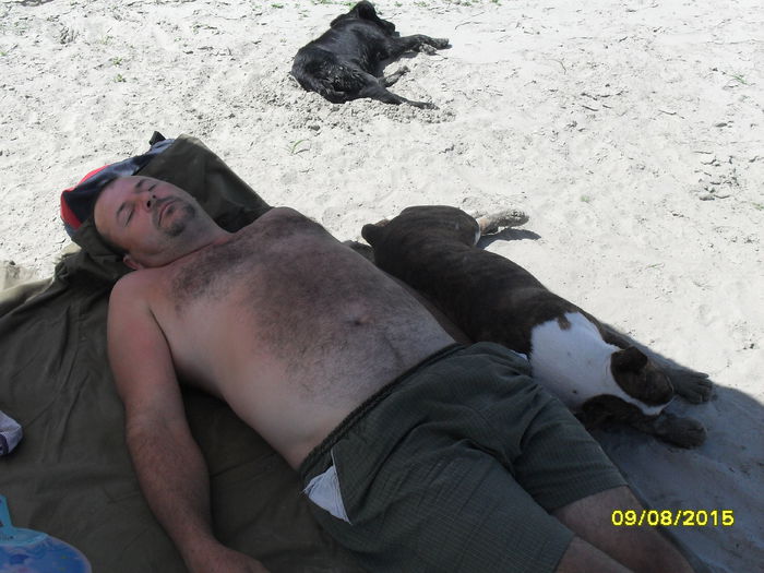 Un pic de somn pe plaja