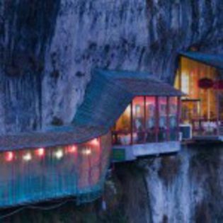 Restaurant-near-Sanyou-Cave-above-the-Chang-Jiang-river-Hubei-China-150x150