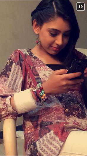 COKFFV3UwAAsb_O - Niti Taylor