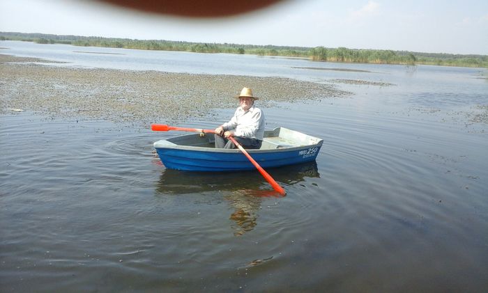 Cu barca pe lac.; O vara frumoasa.
