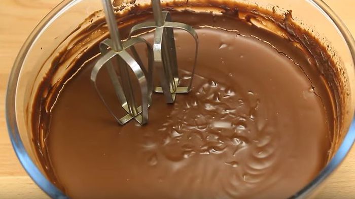 tort-de-ciocolata-cu-piersici-crema-de-la-frigider - Tort de ciocolata cu piersici