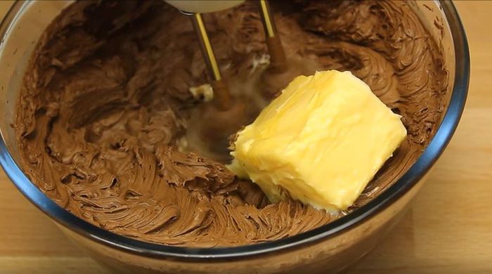 tort-de-ciocolata-unt - Tort de ciocolata cu piersici