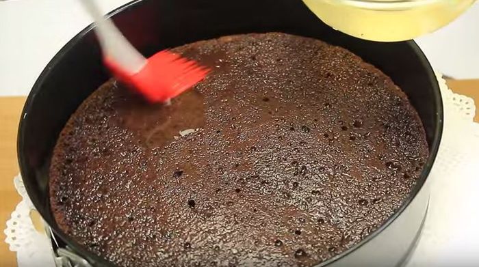 tort-de-ciocolata-insiropare - Tort de ciocolata cu piersici